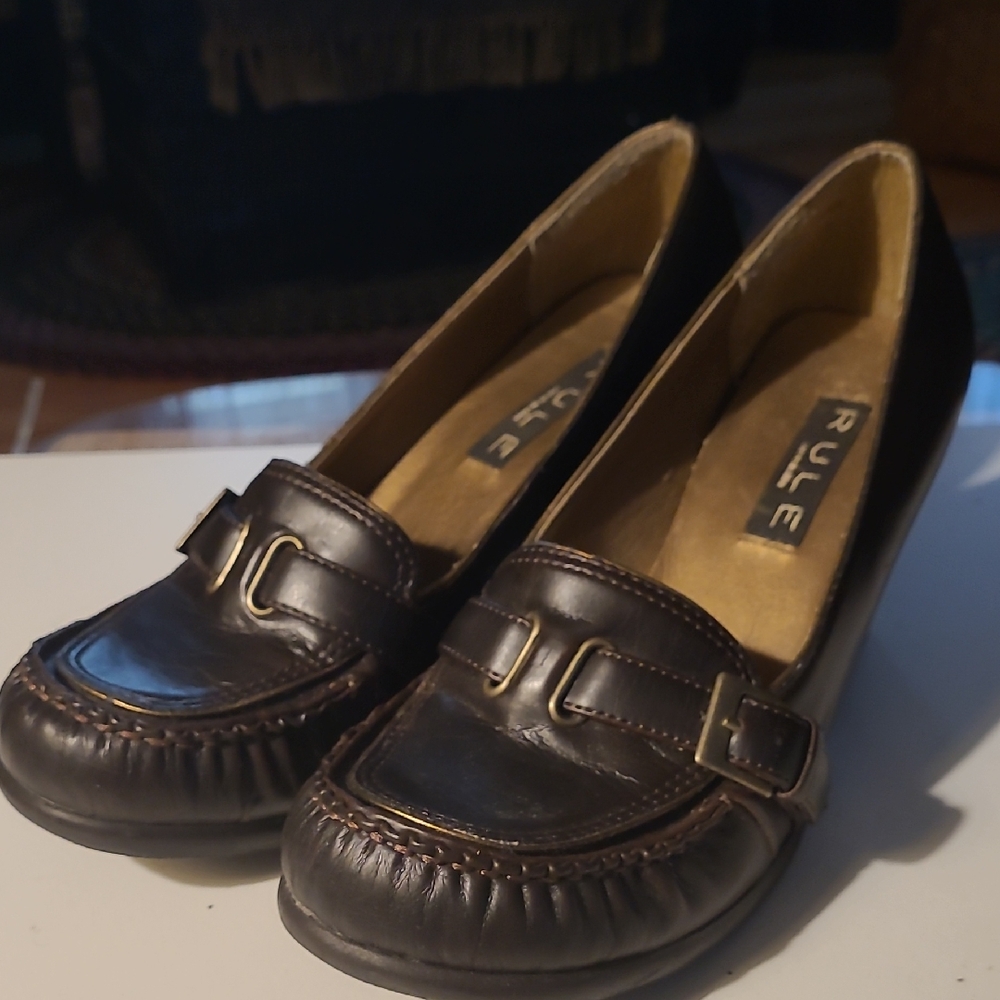 7.5 Steve Madden RULE Dark Brown Heeled Loafer Style Shoe 7.5M GUC